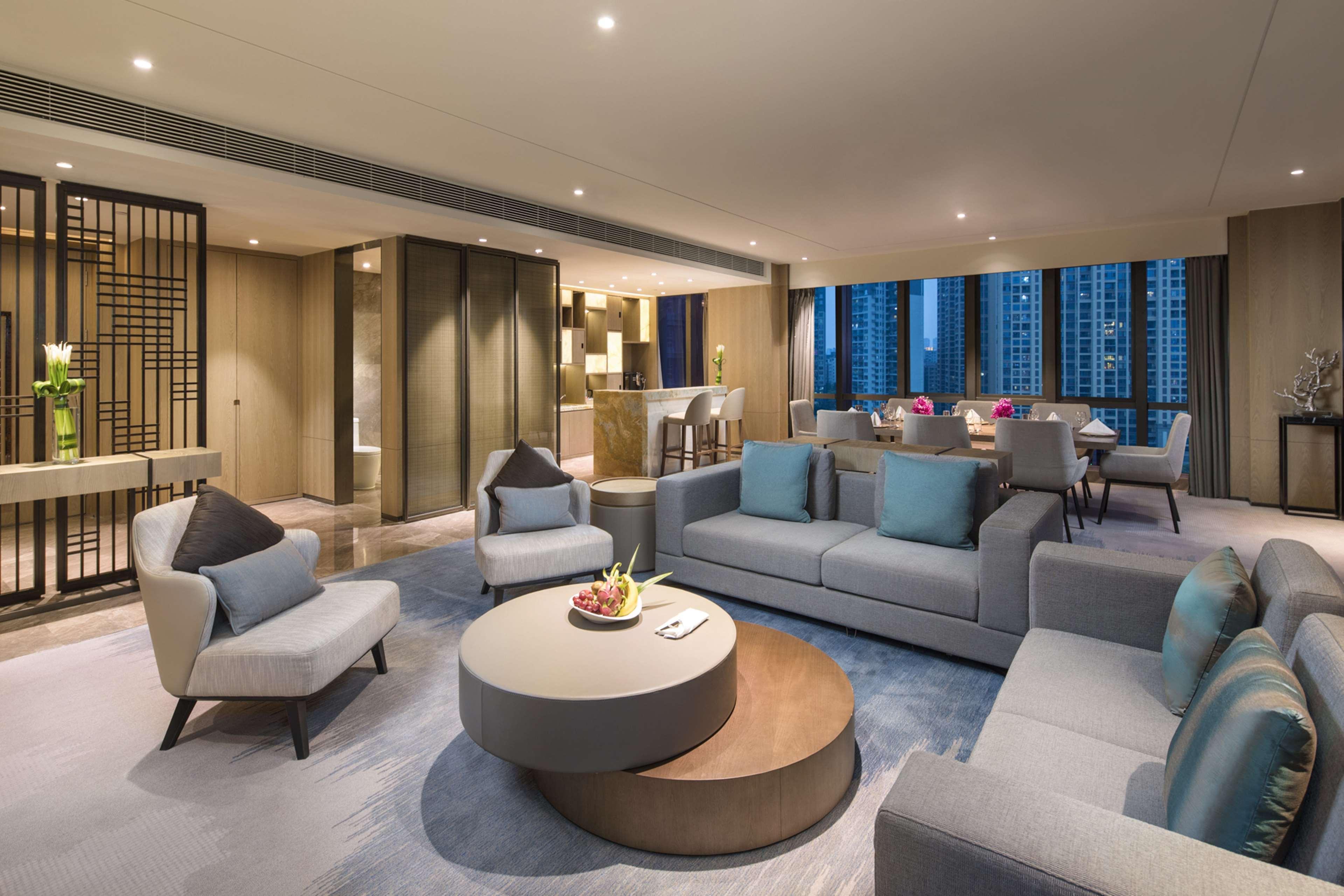 Doubletree By Hilton Hotel Shenzhen Longhua, Near Huawei, Foxcnn, Shenzhen North Railway, Uniwalk & Uniworld Shopping Mall, Sam'S Club Exterior foto